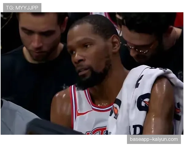 特写：杜兰特命中反超中投后，望向太阳替补席的平静表情